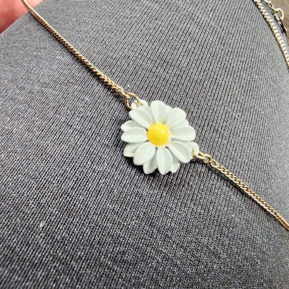 NWT Accessorize Daisy On A Chain Necklace - Picture 6 of 14